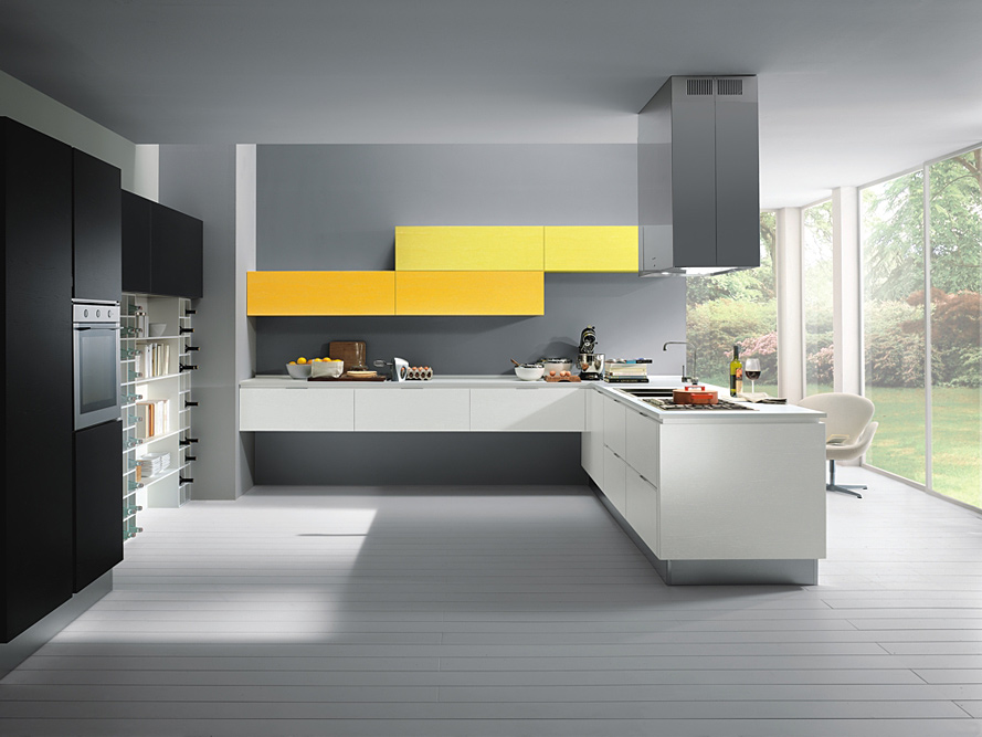 Cocina italiana en color ceniza con gabinetes blancos y como realce el Cocina italiana en color ceniza con gabinetes blancos y como realce el