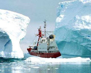 HMS_Endurance_icebergs.jpg