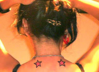 tatuagens de estrelas gêmeas nas costas, na altura dos ombros próximas a nuca, tendo a espinha como divisor