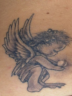 tatuagem de criança anjo