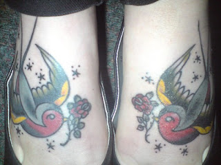 tatuagem ou tattoo de pássaro andorinha nos pés