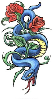 cobra serpente enrolada em flores rosas vermelhas
