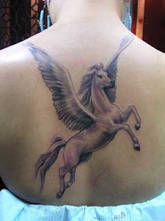 cavalo alado tatuado nas costas