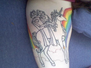 tatuagem com unicórnio e arco-iris
