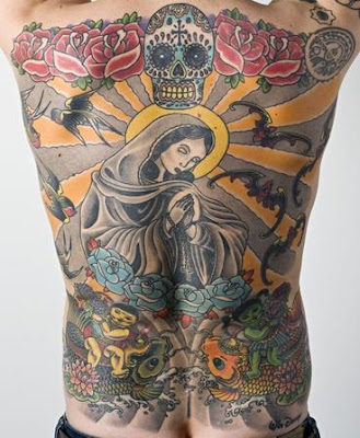 A tattoo de Tim nas costas que vale uma fortuna formada por rosas 