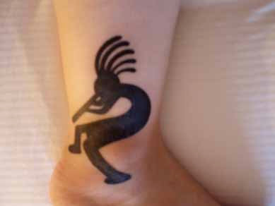 Kokopelli tatuado no tornozelo