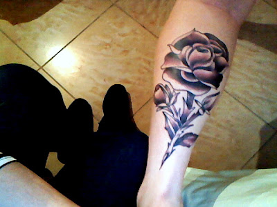 tatuaje rosa. 3ª - A rosa é a flor do meu signo e uma flor que eu adoro.