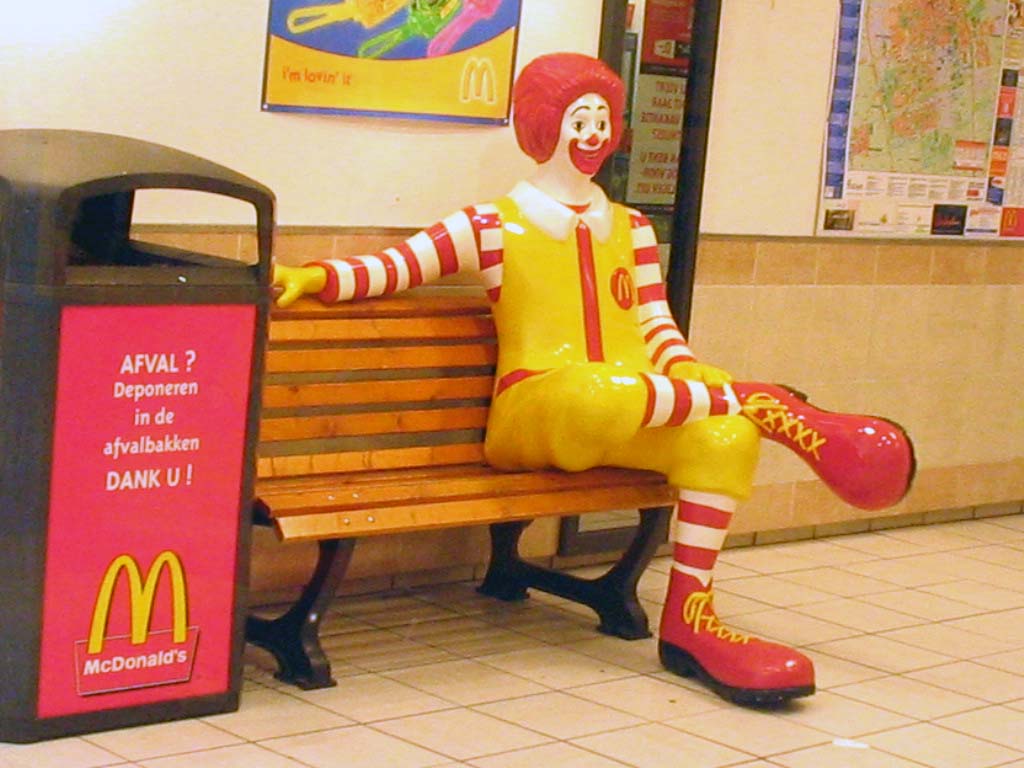Ronald_McDonald_sitting%B%D