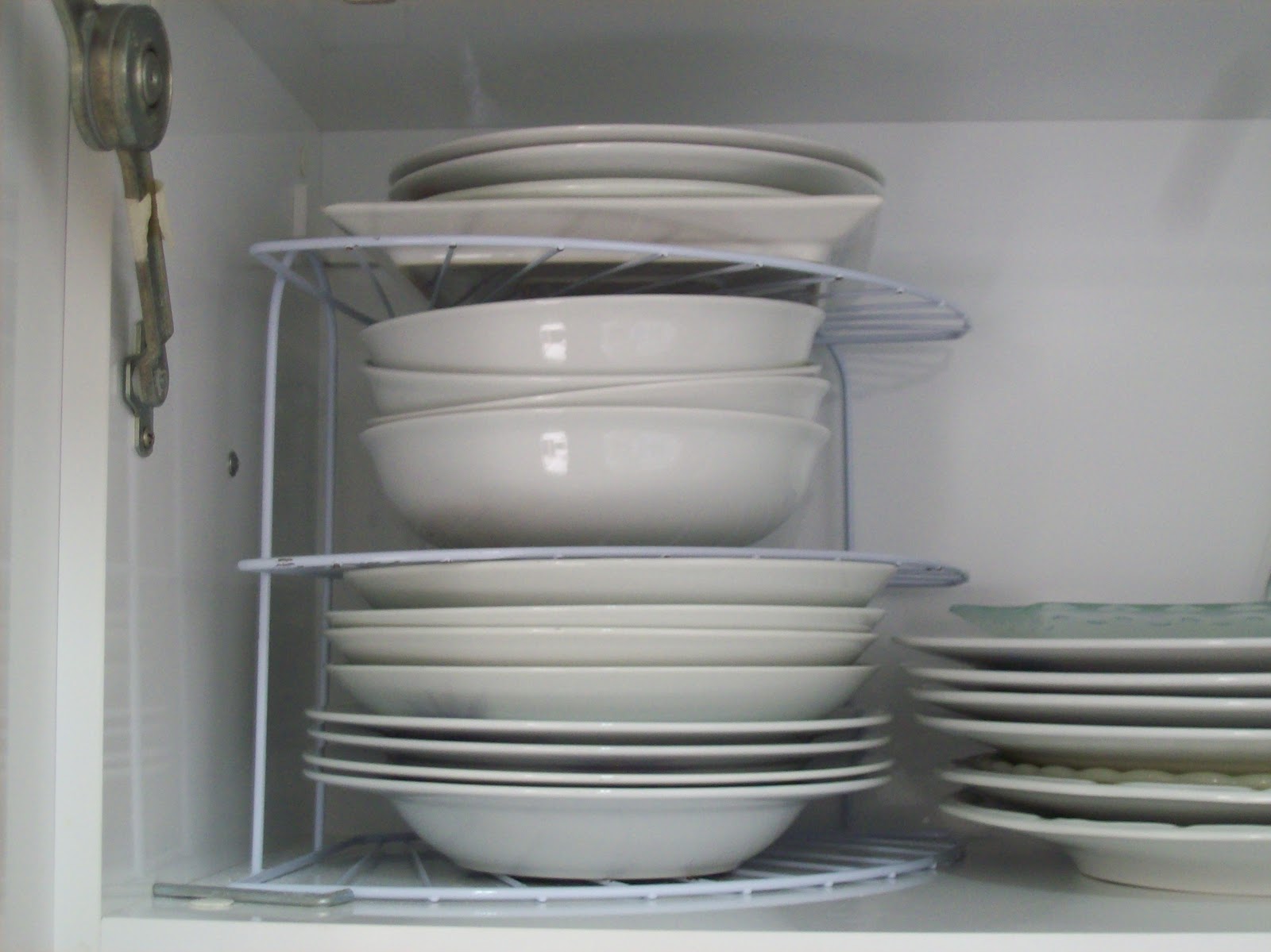#5B5B51 Coisas que minha avó tinha.: Organização no armário da cozinha 1600x1199 px Promoção Casas Bahia Hoje Armario De Cozinha #937 imagens