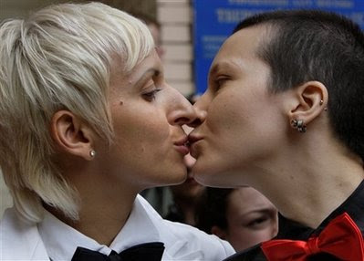License Russian Lesbians Denied Marriage 31
