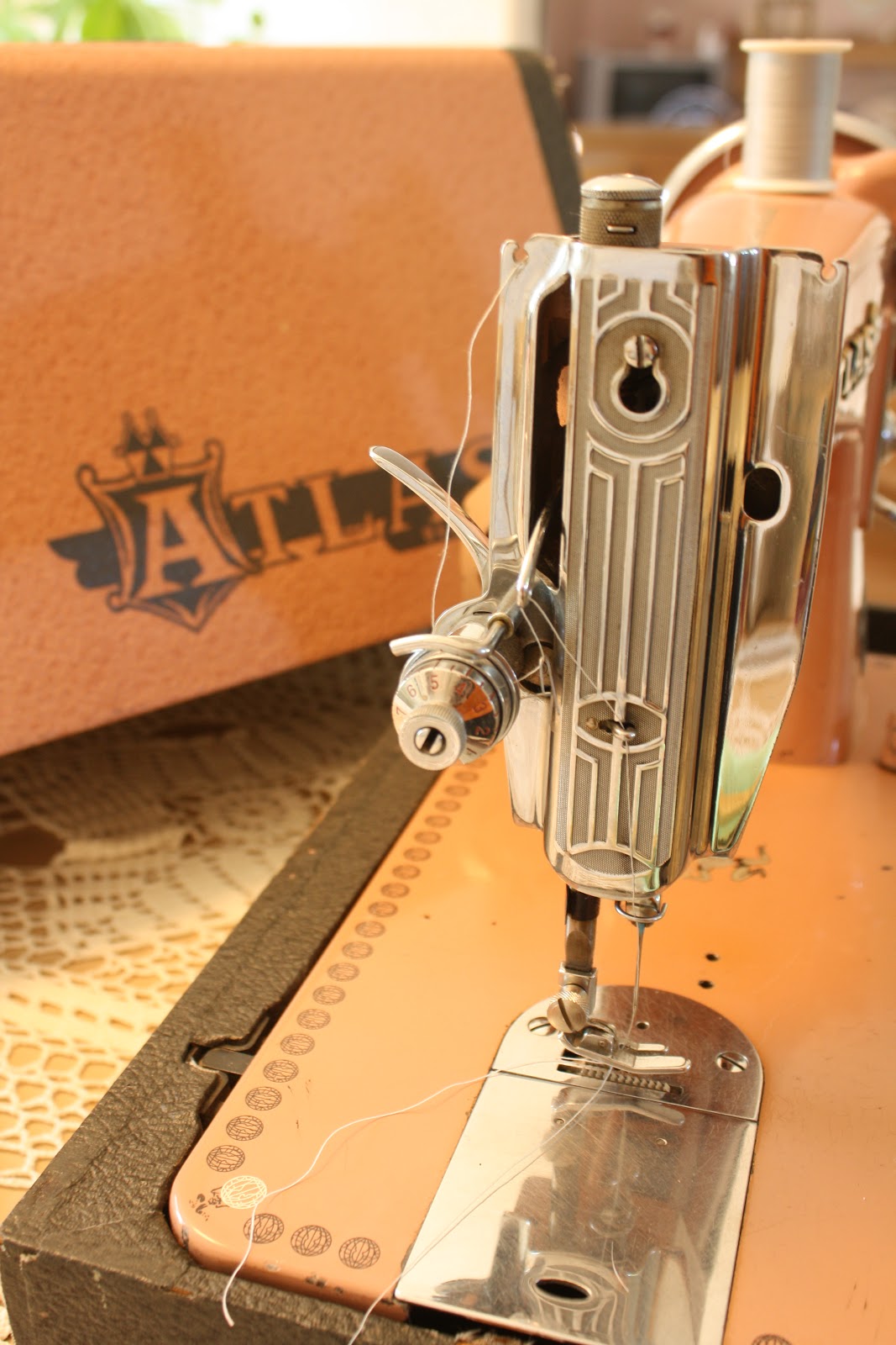 Magie Belle: Vintage Pink Sewing Machine - What's not to love?