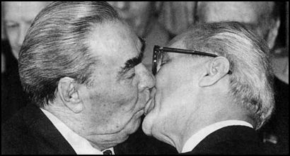 http://3.bp.blogspot.com/_vW8FXbVhlic/TVHHaZLSwPI/AAAAAAAATbo/Ojr_02lrbJA/s1600/Capt%2B-Brejnev-Honecker_sur%2Bla%2Bbouche.JPG