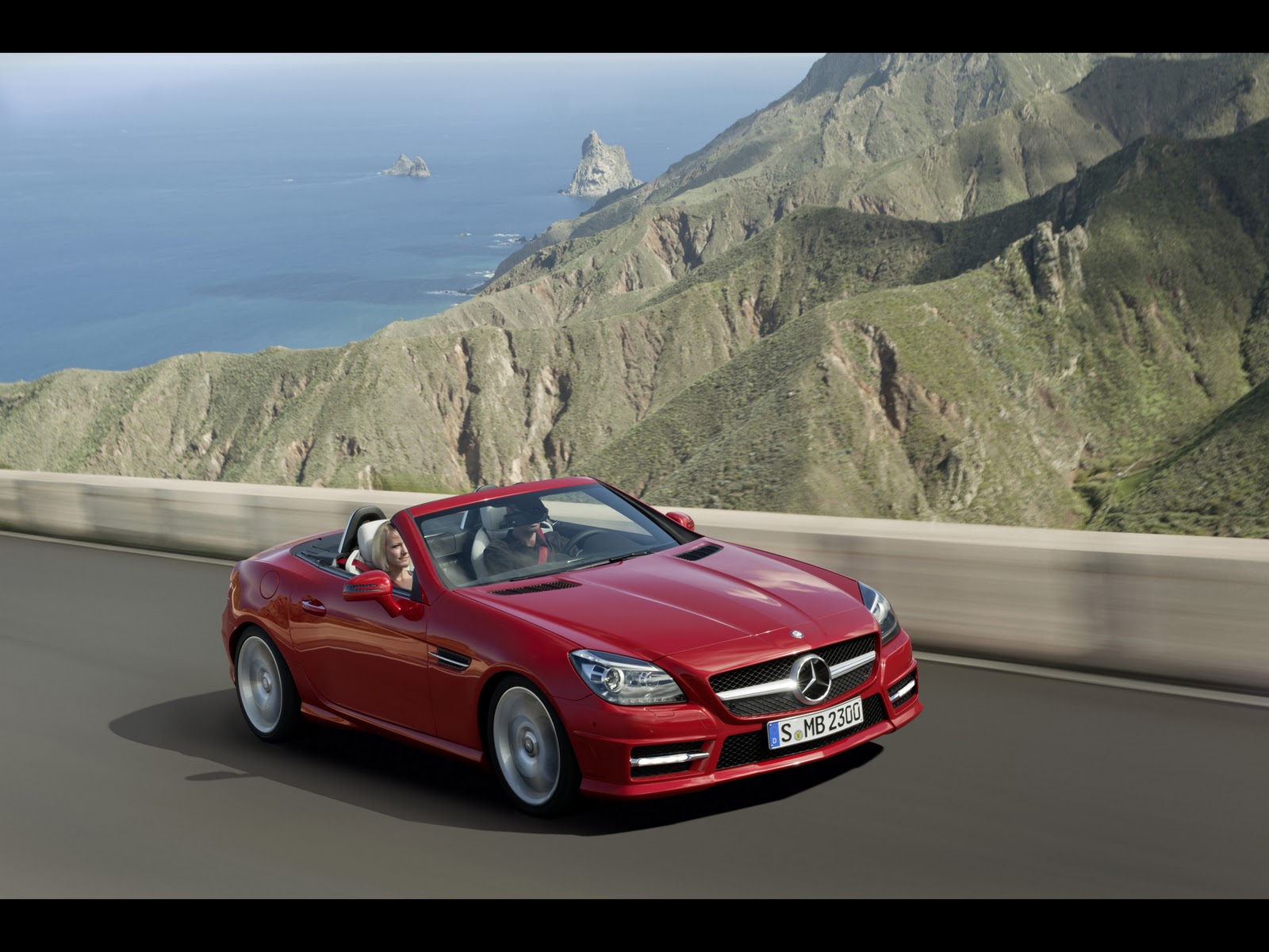 http://3.bp.blogspot.com/_viCh1SFyGrA/TU_AsM41mJI/AAAAAAAAAVg/aA04fCzmyos/s1600/2011-Mercedes-Benz-SLK-Roadster-Red-Front-Angle-Speed-Topless-1920x1440.jpg