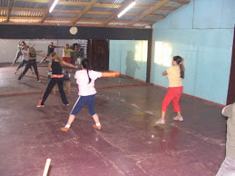 Acceso al gimnasio (sala de aerobica)