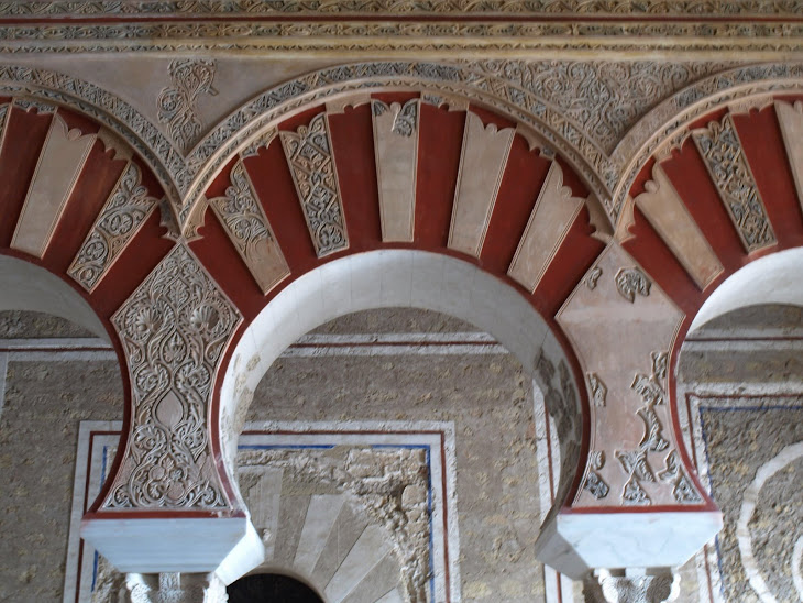 Decoración de los arcos de los salones de recepción del Califa