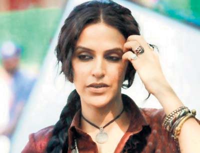 Hot+neha+dhupia+in+de+dana+dan