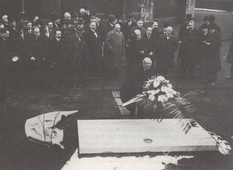 [Spinoza'sGrafGedenksteen.jpg]