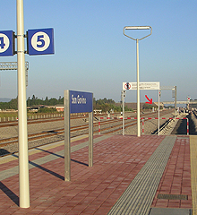 La freccia rossa indica la palina del 50 km oltre la stazione
