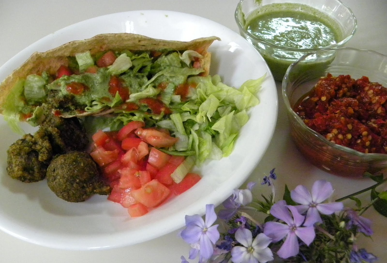 [Falafel+with+spicy+red+sauce.JPG]