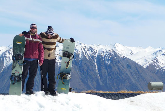 Bueno aquí estoy yo con Marcos preparándonos para hacer Snowboard