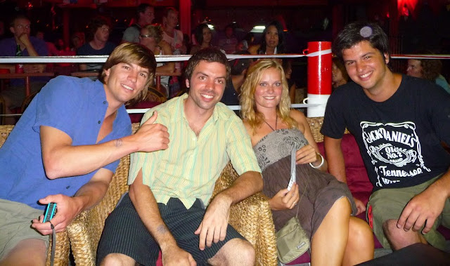 Aquí estoy yo con Santiago, Alejandro y la chica holandesa en la pelea de Muay Thai