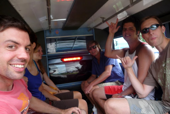 Aquí estoy yo con unos chicos haciendo la excursión day trip safari por Chiang Mai