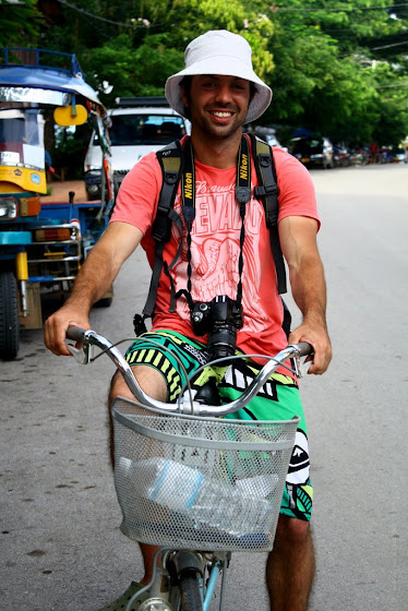 Aquí estoy yo en la bicicleta posando para mi cámara