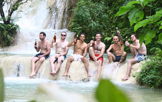 Aquí están todos tomando cerveza