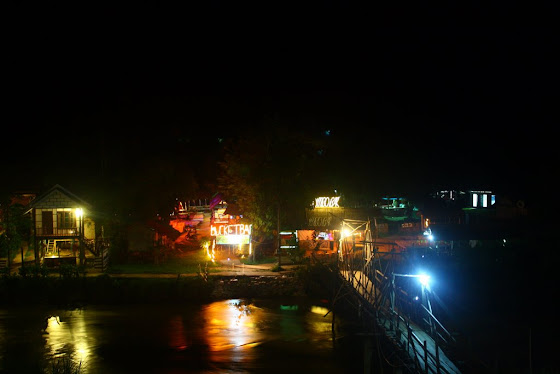 Así se ve en la noche Vang Vieng
