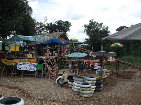 Así se miraban los locales que tenían los tubos en Vang Vieng