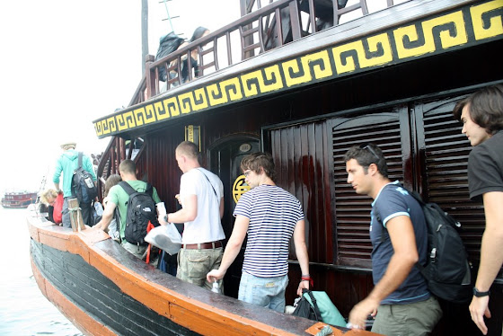 Aquí están todos los turistas subiendo a bote