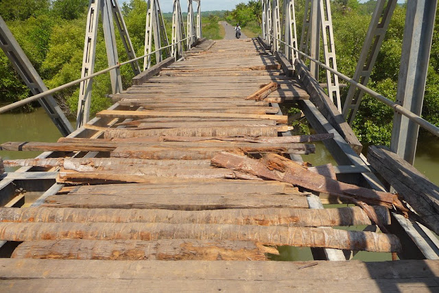 El puente destrozado