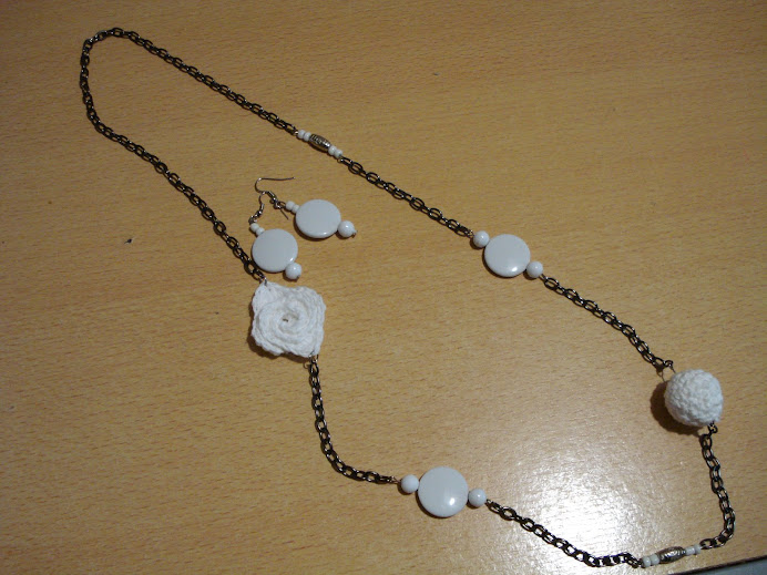 collar y aros blancos