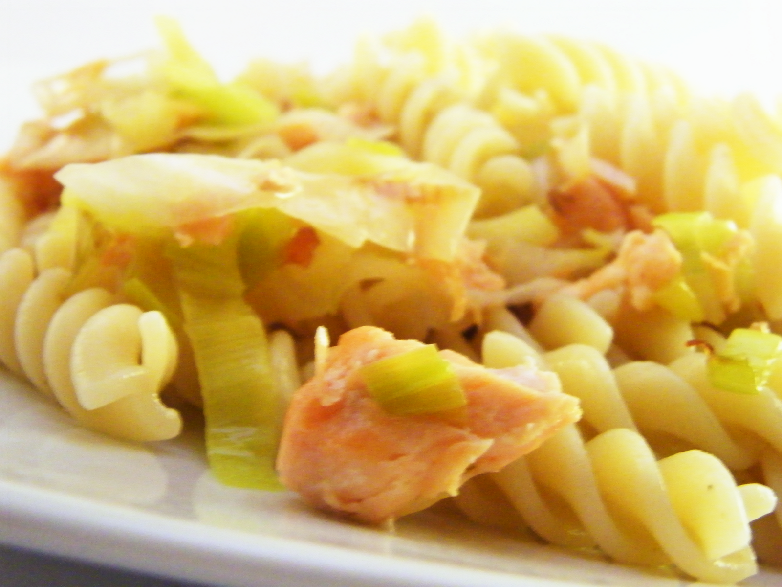 Salade de pâtes au saumon et aux poireaux