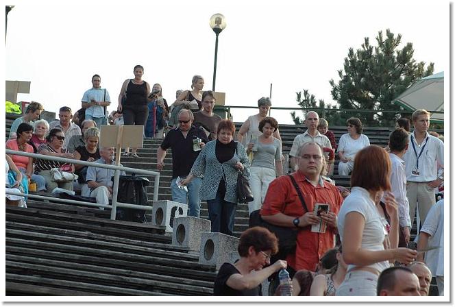 Ludzie już pędzą zajmowac miejsca ... za chwile koncert :)