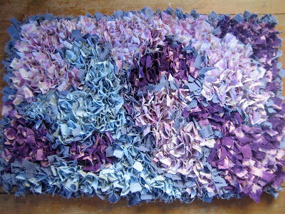 Daffy's Garden: A purple flower border rug