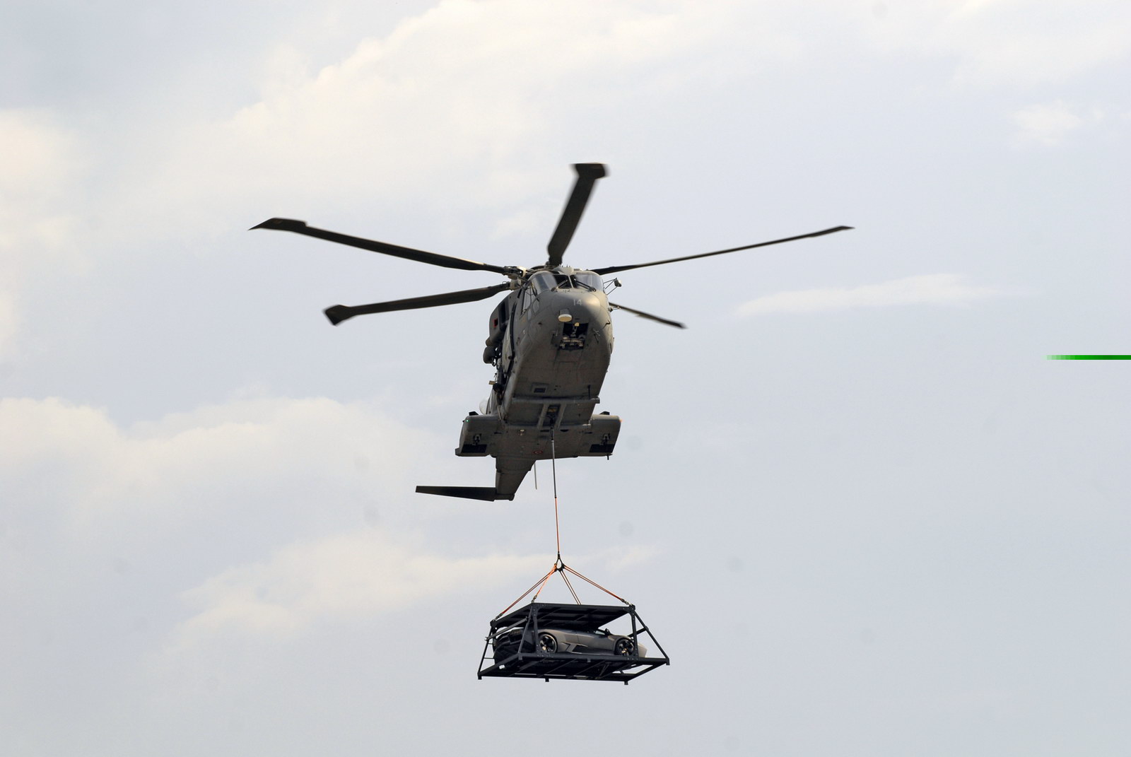 [the-lamborghini-reventon-flies-over-turin-hr-01.jpg]