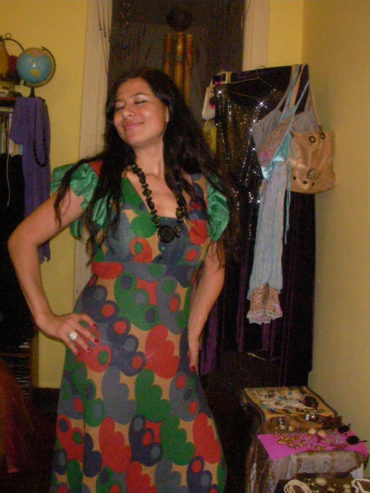 vestido de arpillera floreado.