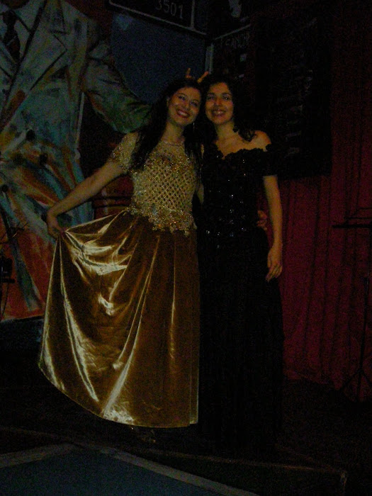 Vestido dorado de epoca con Teresita Gonzalez soprano en Tardes Liricas de domingos a las 18 hs