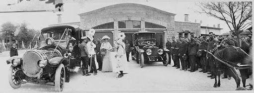 Императорская семья перед императорским гаражом в Ливадии, 1913 г.