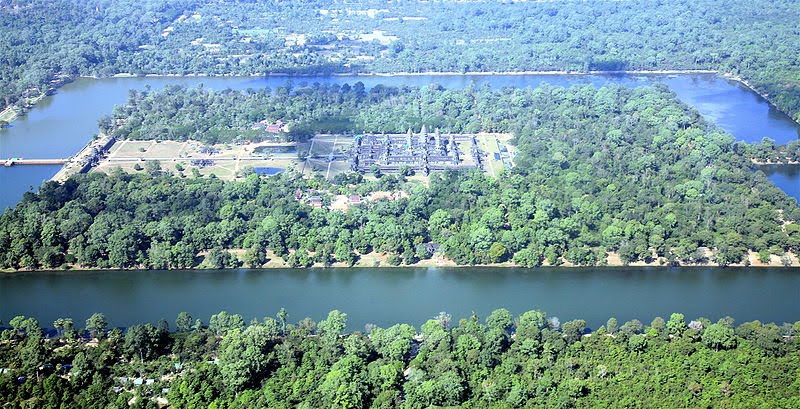 [800px-Angkor_Wat_aerial_view.jpg]