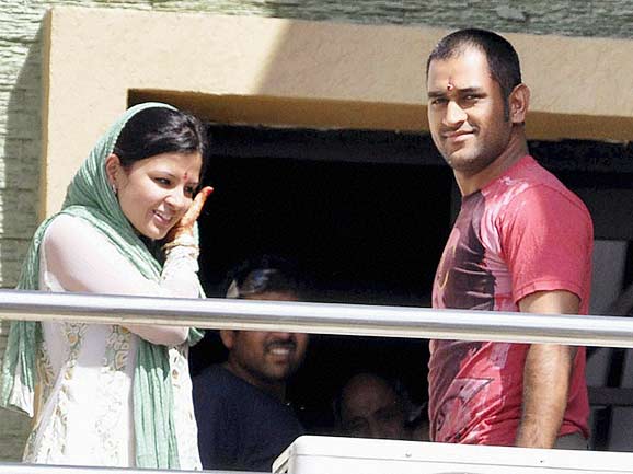 dhoni+with+wife.jpg