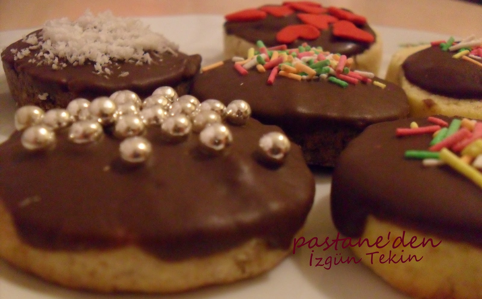 Pastaneden Çikolata Kaplı Süslü Bisküviler