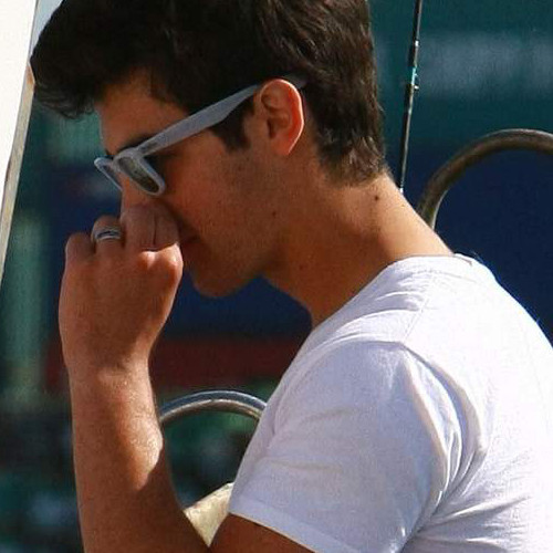 . Joe Jonas con lentes en la calle DISPLAYYS )