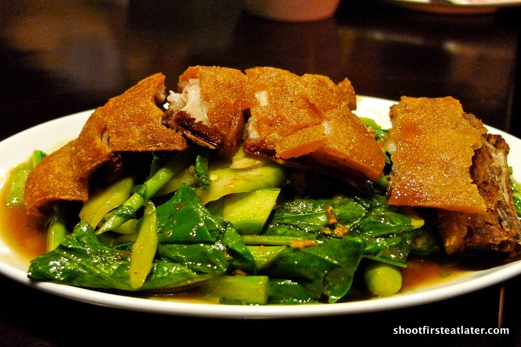 [AzuThai-Kale+w+Crispy+Pork.JPG]