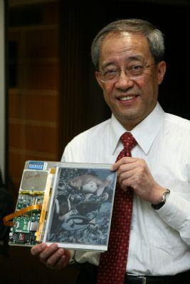 Ο διευθυντής της E Ink Scott Lou με τον έγχρωμο e-reader της Hanvon