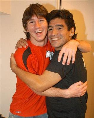 messi y maradona abrazados y alegres preludiando sudafrica 2010