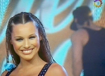 foto de pampita en la TV argentina, divina y sonriente