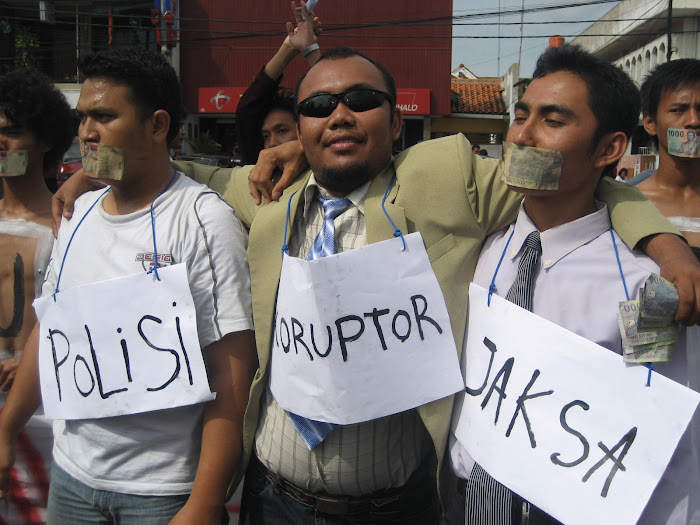 lembar - lembar  uang membuat mereka tak bersuara