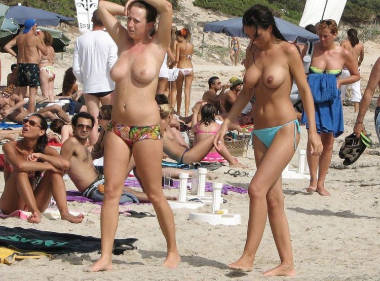 Красивые девушки топлес на нудистком пляже